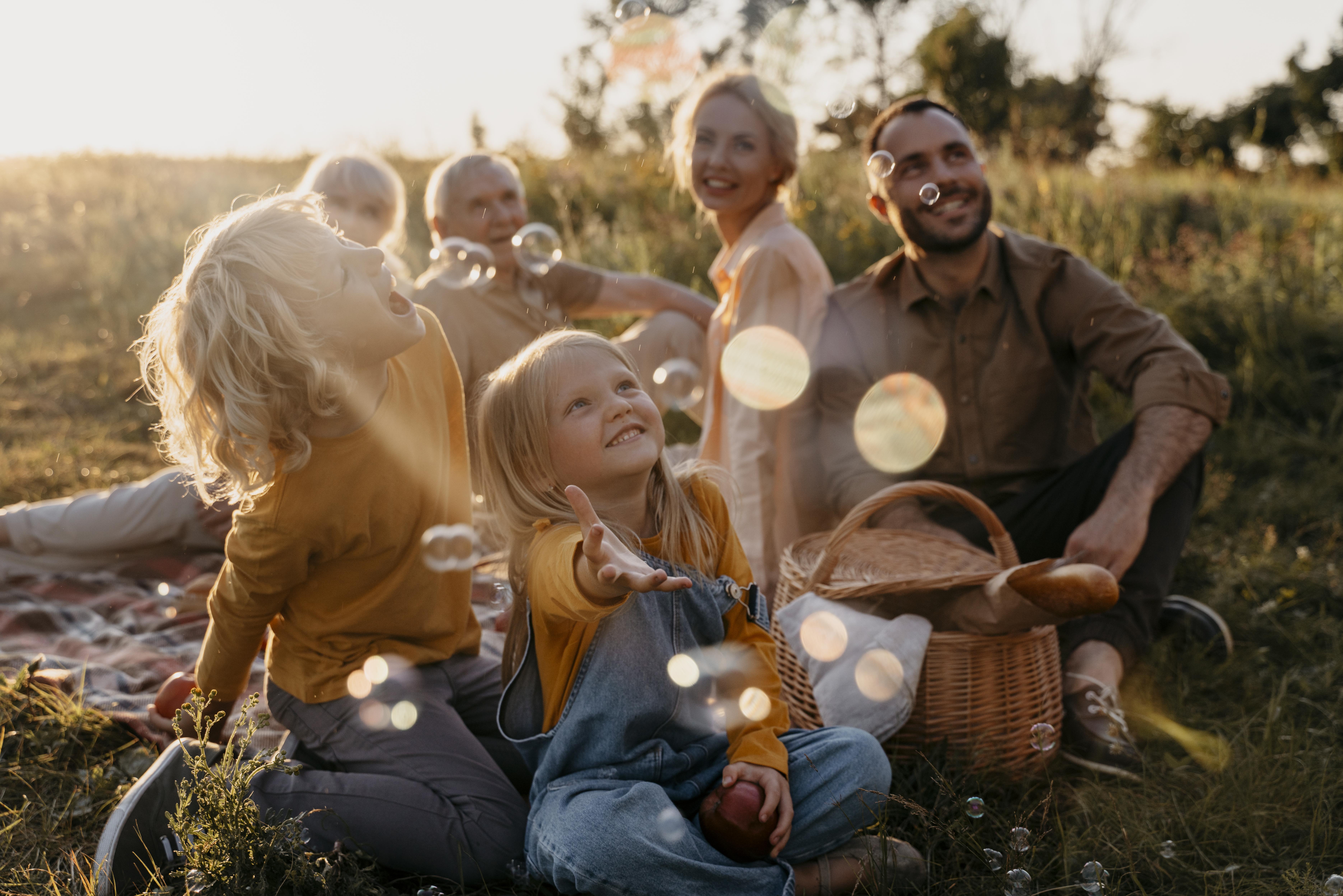 Люди и Вещи/full-shot-happy-family-outdoors.jpg